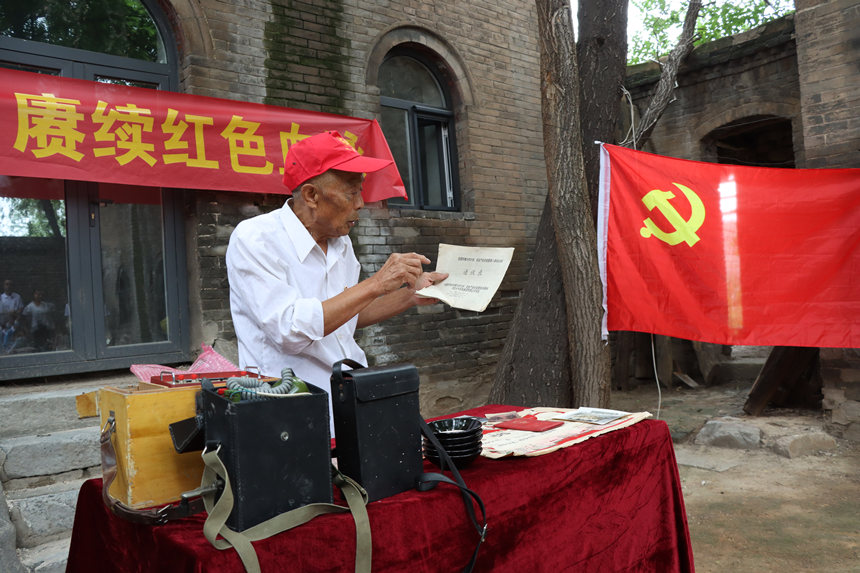 在邯鄲市復(fù)興區(qū)二六七二街道后牛叫村進(jìn)士府，老支書為學(xué)生講述抗戰(zhàn)時期的老物件。 王伸攝