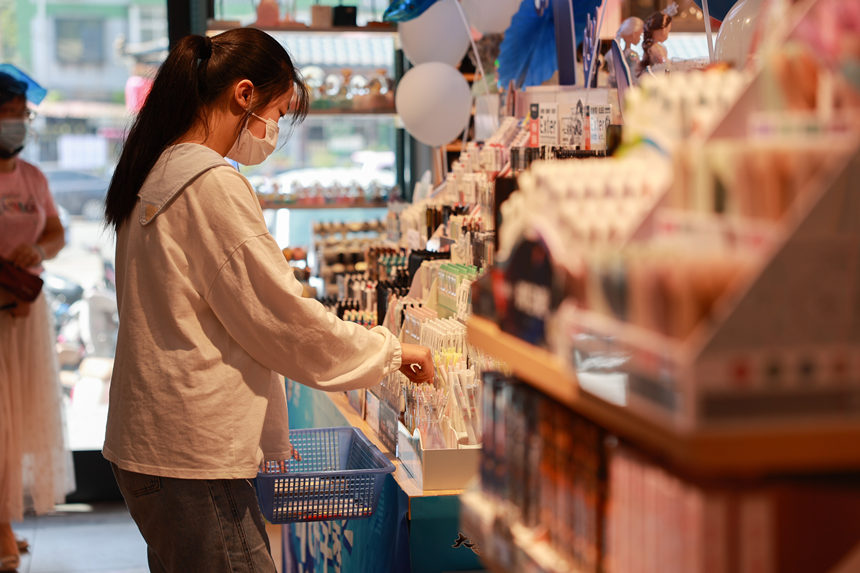 日前，在河北省邯鄲市一家文具店，學生在挑選文具。李昊攝