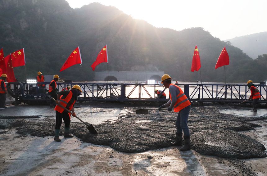 建設(shè)中的遵化至秦皇島高速公路秦皇島段溫泉堡大橋，正在進(jìn)行水穩(wěn)澆筑施工。 樊連貴攝