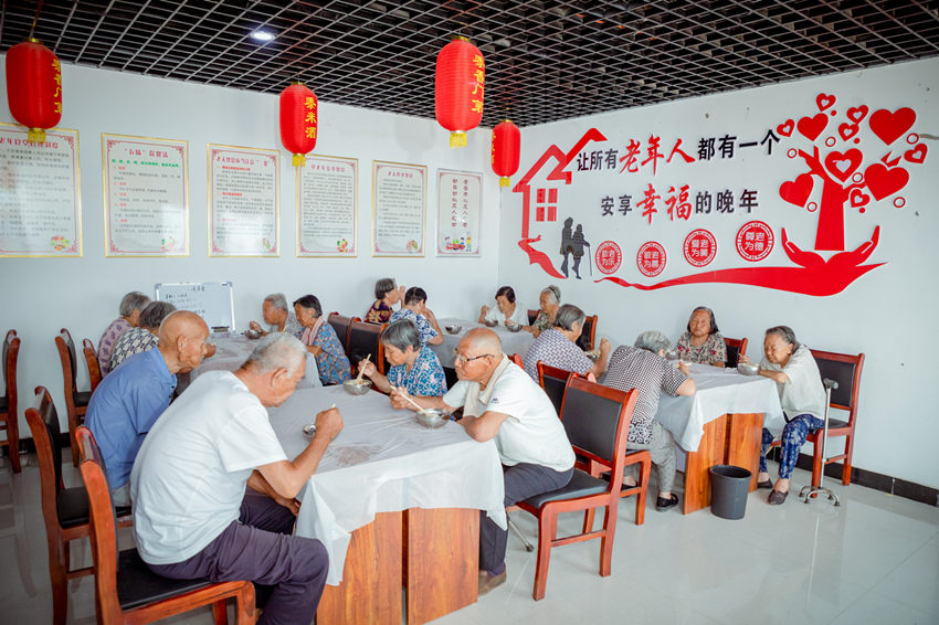 在魏縣鄉(xiāng)村“老年食堂”內(nèi)，老人享受可口的飯菜。王衛(wèi)東攝