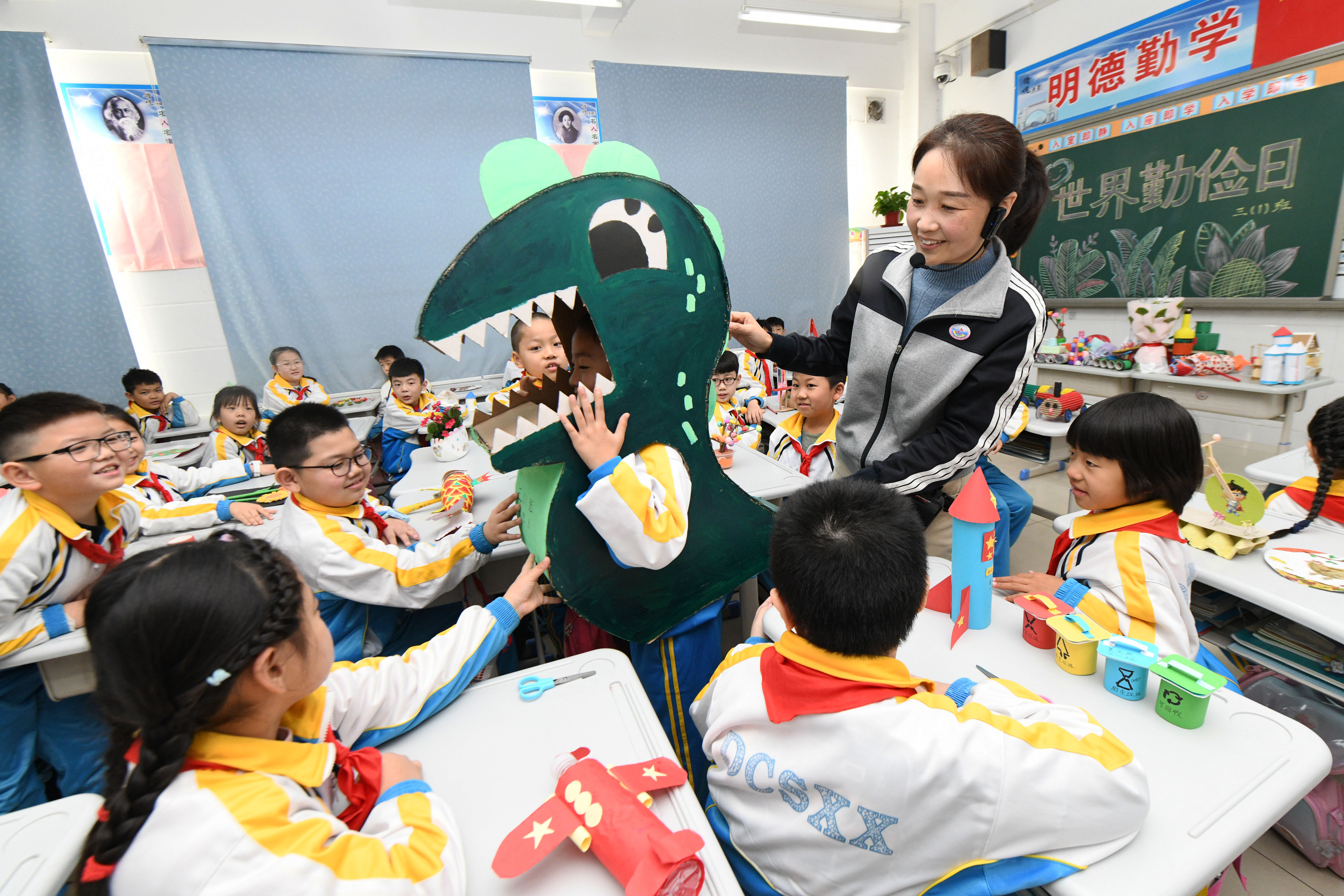 10月31日，河北省石家莊新樂市東長壽學(xué)校小學(xué)生和老師展示利用廢舊物品制作的手工作品。 賈敏杰攝