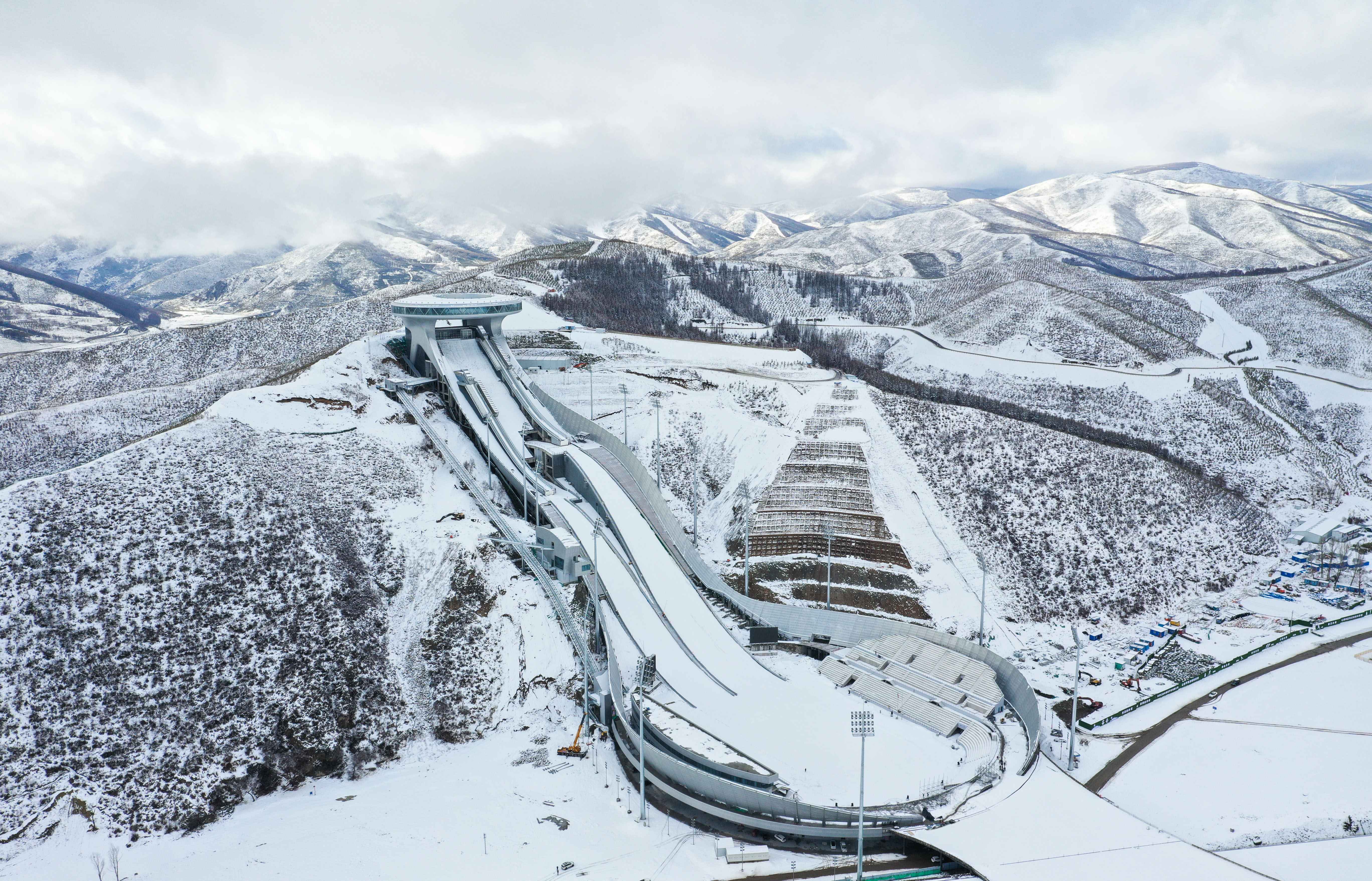 白雪皚皚的國家跳臺滑雪中心。 張家口市委宣傳部供圖