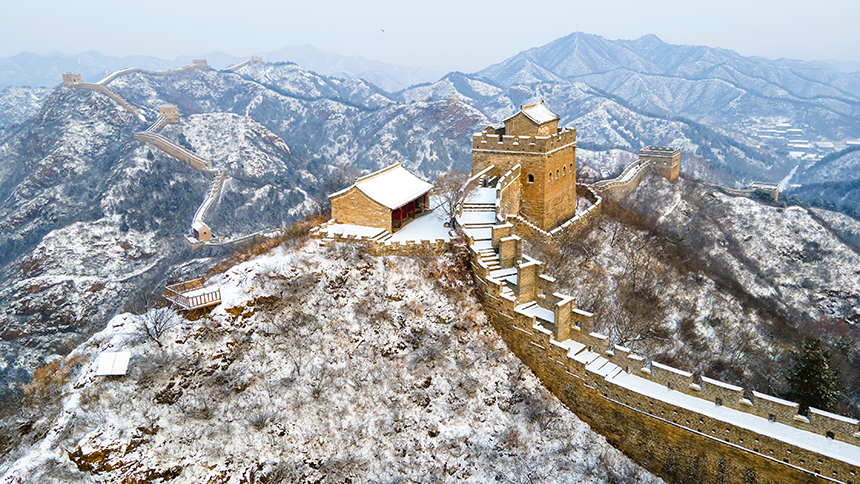 金山嶺長(zhǎng)城雪后景色。 紀(jì)正權(quán)攝