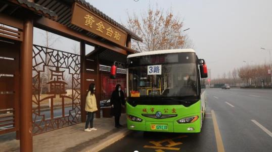 定興縣公交車實施免費乘坐制度。 李航攝