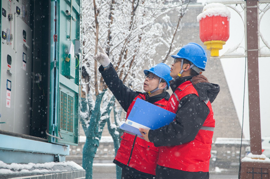 2月9日，石家莊迎來立春后首場(chǎng)降雪，在行唐縣只里鄉(xiāng)只里村北的田野上，國(guó)網(wǎng)行唐縣供電公司員工對(duì)涉及供暖的10千伏917白廟線開展特巡工作，確保供暖企業(yè)供電穩(wěn)定。 陳浩攝