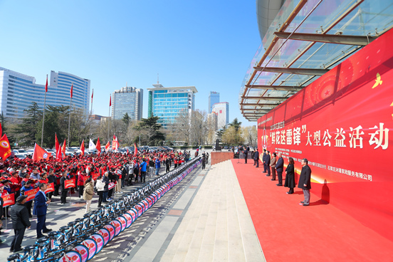 石家莊市“鮮花送雷鋒”大型公益活動(dòng)送花出發(fā)儀式現(xiàn)場(chǎng)。 王云攝