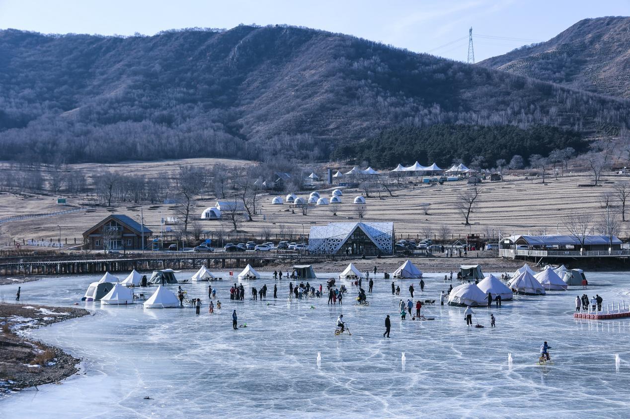 游客在海坨山谷旅游度假區(qū)內(nèi)露營(yíng)。 海坨山谷供圖