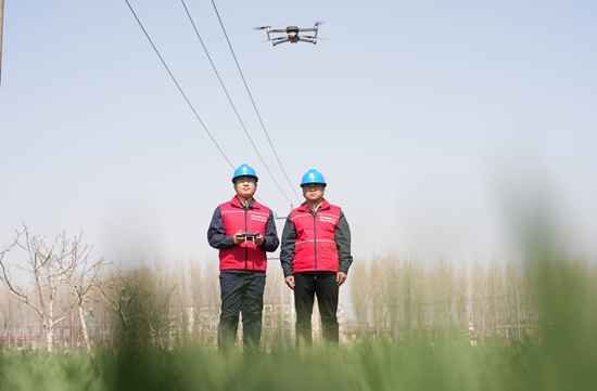 國(guó)網(wǎng)石家莊市藁城區(qū)供電公司廉州供電所工作人員采取“無(wú)人機(jī)+人工”方式對(duì)涉及排灌線路開(kāi)展巡視，為春耕春灌安全可靠用電保駕護(hù)航。 曹亞偉攝