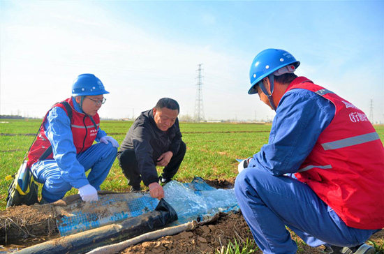 國(guó)網(wǎng)行唐縣供電公司員工來(lái)到行唐縣龍州鎮(zhèn)西瓦仁村田間地頭開(kāi)展供電服務(wù)、排查機(jī)井隱患，確保春灌用電安全可靠。 陳浩攝