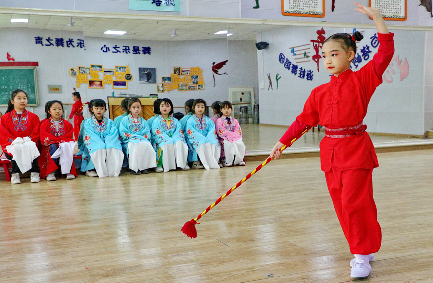 近日，河北省秦皇島市海港區(qū)白塔嶺小學(xué)學(xué)生表演京劇《打焦贊》棍花片段。 曹建雄攝