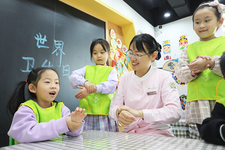 河北省臨城縣縣直幼兒園的小朋友在該縣人民醫(yī)院醫(yī)護(hù)人員的指導(dǎo)下學(xué)習(xí)正確的洗手方法。 劉一鳴攝