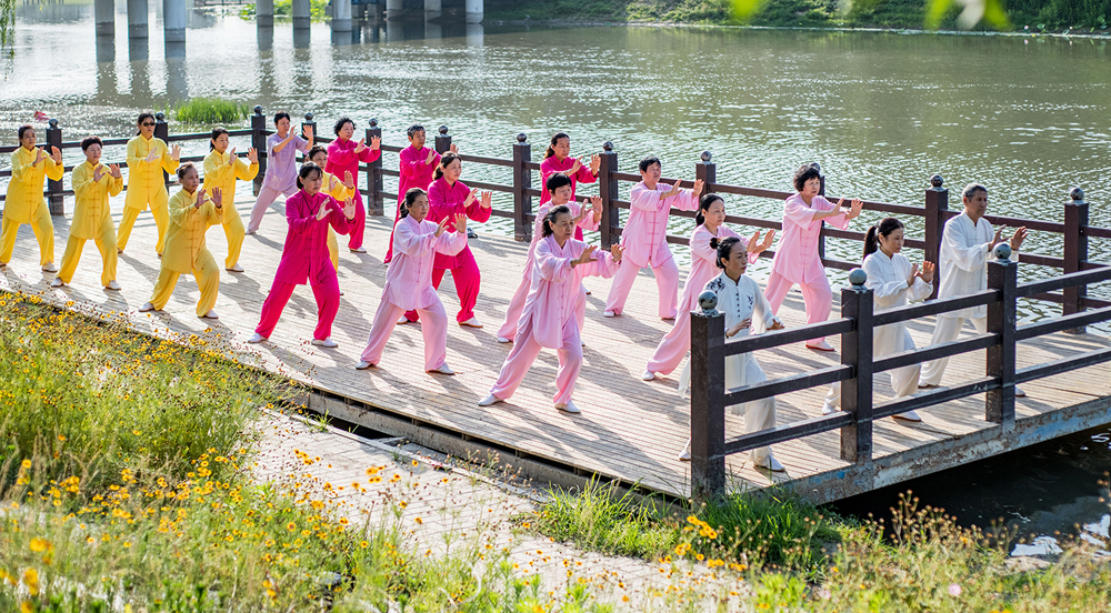 群眾在高陽孝義公園打太極拳。 蘆建勇攝