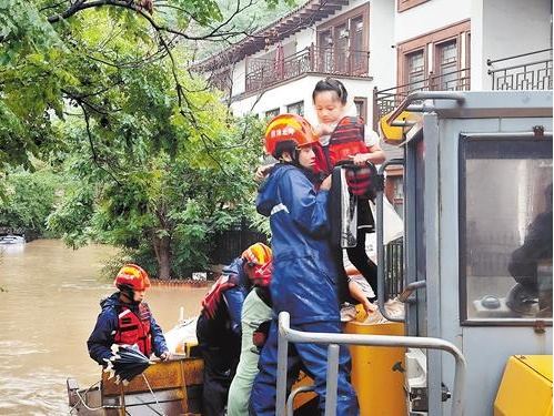 7月31日，懷來縣消防救援人員在東花園鎮(zhèn)永恒長城里小區(qū)冒雨救援居民。河北日報通訊員 孫慧軍 任曉晨攝