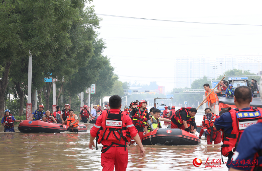 河北省涿州市西側(cè)107國道，救援隊伍正在救援被困群眾。 宋燁文攝