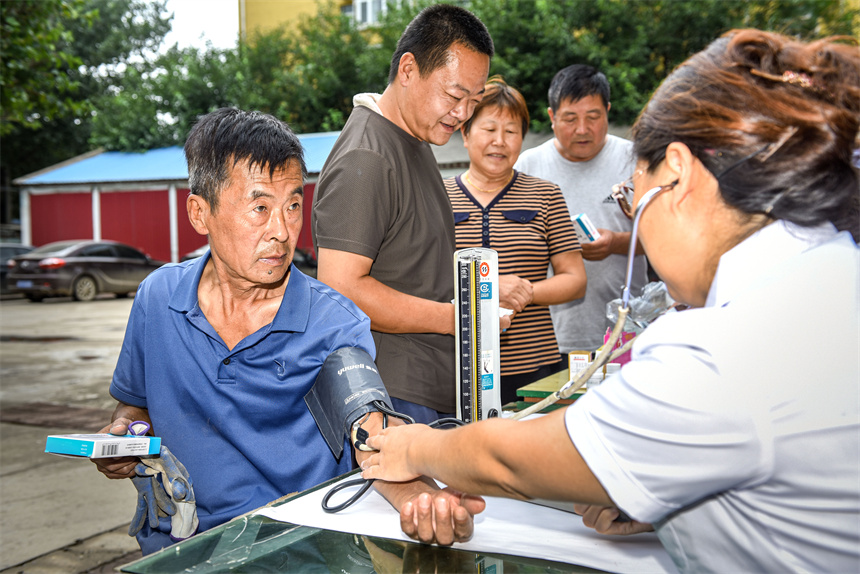 2023年8月27日，涿州市碼頭中心衛(wèi)生院巡回醫(yī)療隊(duì)，在為向三村民體檢身體并免費(fèi)發(fā)放常規(guī)藥。劉永興 攝 (2)