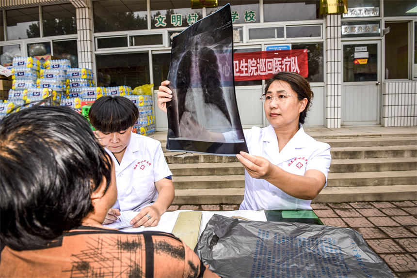 2023年8月27日，涿州市碼頭中心衛(wèi)生院巡回醫(yī)療隊(duì)，在為向三村民體檢身體并免費(fèi)發(fā)放常規(guī)藥。劉永興 攝