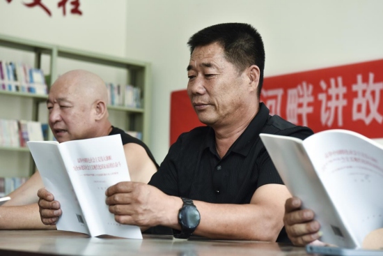 在文安縣大圍河鄉(xiāng)東羊町村農家書屋，村民津津有味地學習黨的創(chuàng)新理論。高丹鈺攝