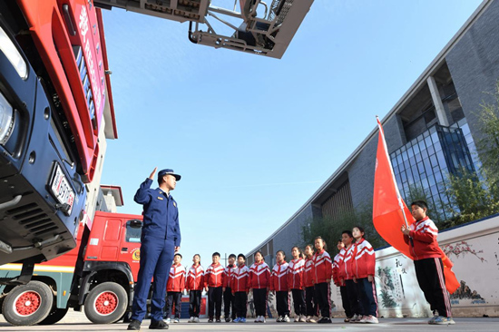 在文安縣消防救援大隊(duì)，消防隊(duì)員向孩子們介紹消防車種類。 郭小婧攝