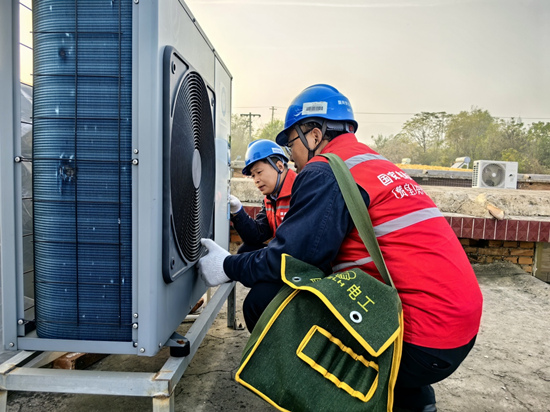 國網(wǎng)贊皇縣供電公司許亭供電所工作人員為“電采暖”客戶檢查用電設(shè)備。 王一蘭攝