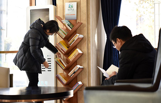 在文安縣一家賓館大堂，賓客正在閱讀圖書。 王暉攝