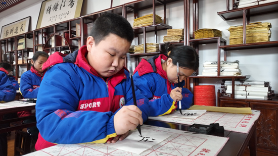 深澤縣逸夫小學(xué)依托書法課讓學(xué)生學(xué)習(xí)宣傳憲法。 深澤縣司法局供圖