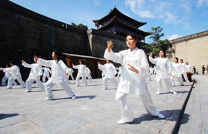 太極拳愛(ài)好者正在習(xí)練太極拳。