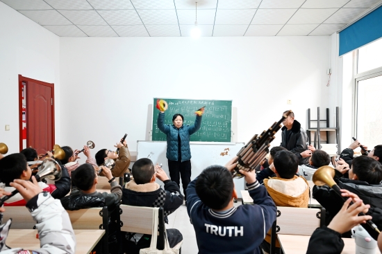 在子位吹歌展館，老師與學(xué)生們正在排練定州春晚的吹奏節(jié)目。薛寧攝