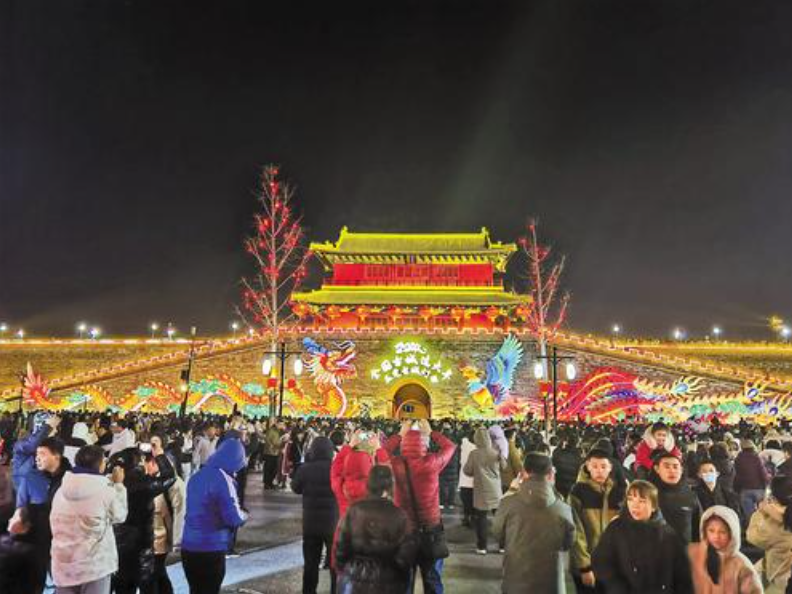 2月15日晚，正定南城門游客如織。河北日報(bào)記者董昌攝