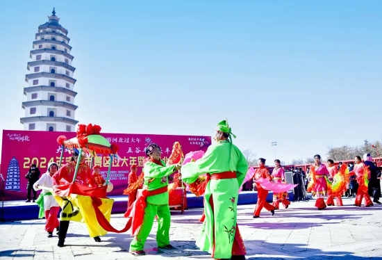 “定州市景區(qū)過大年暨點(diǎn)亮北方戲窩子”文藝演出。殷盼攝