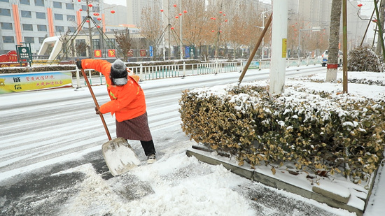 環(huán)衛(wèi)工以雪為令，第一時間應(yīng)急作業(yè)，保障道路安全暢通。安國市委宣傳部供圖