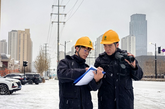 國網(wǎng)石家莊供電公司輸電運檢工作人員對110千伏韓富二線開展特巡。武玉琨 攝