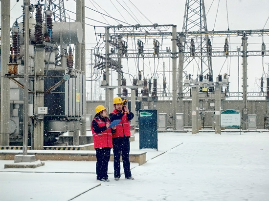 國網(wǎng)平山縣供電公司變電運維工作人員雪中巡視110千伏冶河變電站?；魰跃陻z