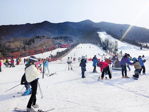 2月5日，滑雪愛(ài)好者在石家莊西部長(zhǎng)青滑雪場(chǎng)滑雪。河北日?qǐng)?bào)通訊員 王仲偉攝