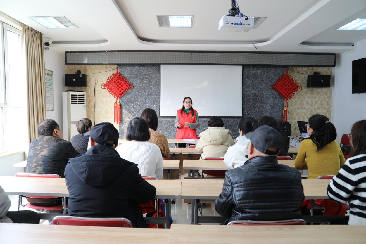 2月27日，易縣縣委“走基層”理論宣講團(tuán)成員張雪紅，為社區(qū)志愿者宣講黨的創(chuàng)新理論和志愿服務(wù)相關(guān)內(nèi)容。郭恩橋攝