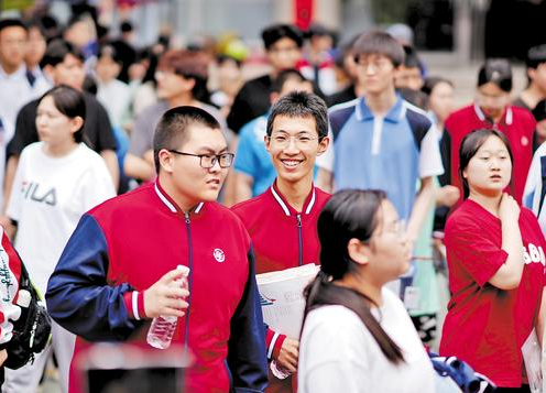 6月7日，高考第一場考試結(jié)束后，考生們走出河北師大附中考點。 河北日報記者 趙威攝