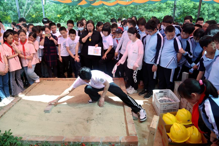 唐山職業(yè)技術(shù)學(xué)院的老師演示農(nóng)林微景觀制作步驟。馬雅雄攝