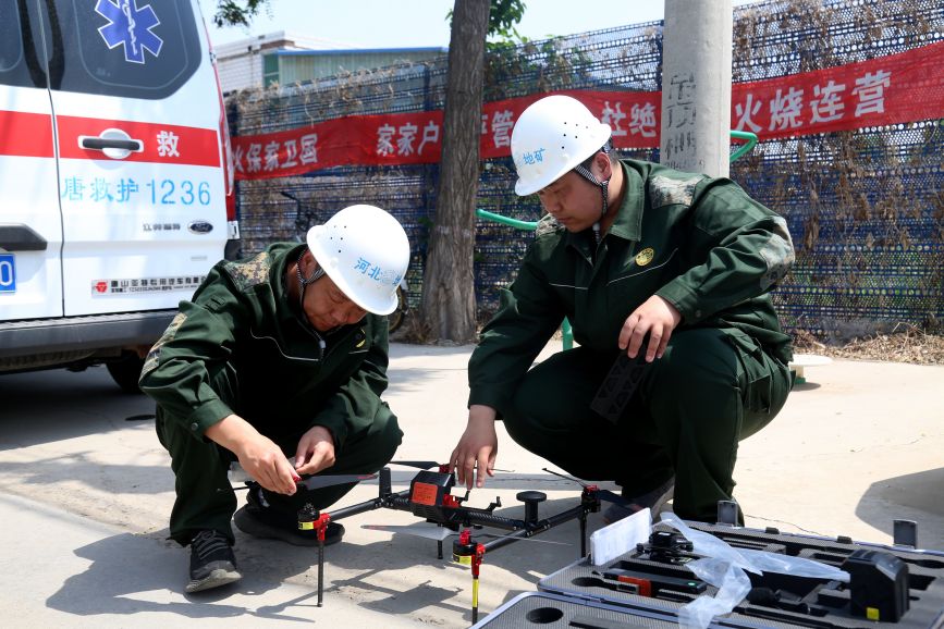 防汛及地質災害應急救援轉移避險演練現(xiàn)場，專家檢測房屋受損情況