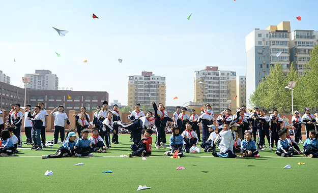 校園科技節(jié)放飛智慧夢想近日，唐山市路北區(qū)七十號小學第七屆校園科技節(jié)開幕，旨在進一步推動學?？萍冀逃顒拥拈_展，打響科技特色教育品牌，營造出濃郁的科學探究氣氛。