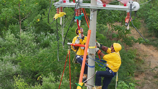 國網(wǎng)贊皇縣供電公司帶電作業(yè)組工作人員正在帶電作業(yè)。袁大路攝