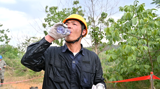 國網(wǎng)贊皇縣供電公司帶電作業(yè)組工作人員作業(yè)完成后汗水已浸透里層衣服。袁大路攝