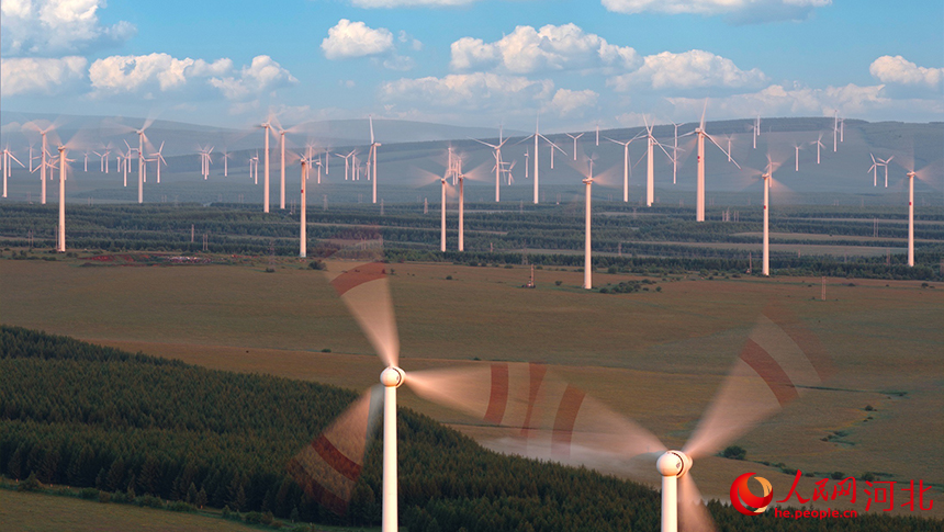 河北省圍場滿族蒙古族自治縣紅松風電場風力發(fā)電項目。人民網(wǎng)記者 周博攝