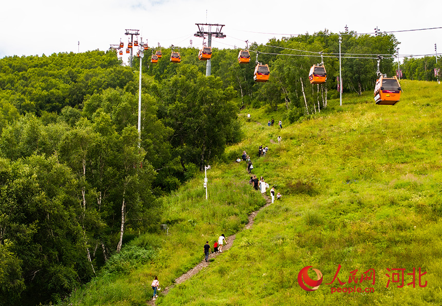 游客在雪道改造的徒步路線上登山賞景。人民網(wǎng)記者 李兆民攝