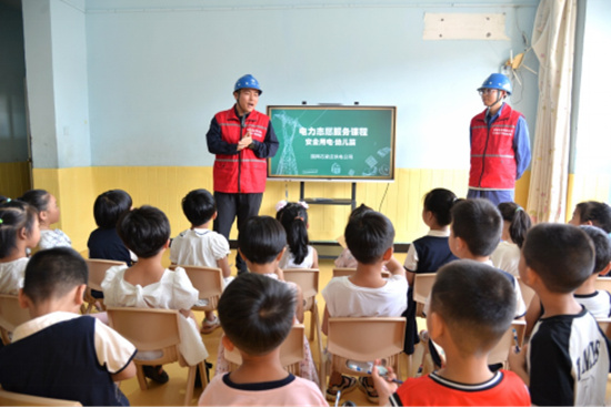 國網(wǎng)行唐縣供電公司員工在方正幼兒園為小朋友們講解安全用電知識。陳浩攝