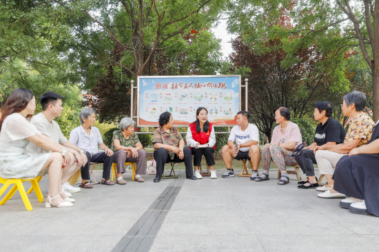 李子雯為廣安社區(qū)群眾宣講黨的創(chuàng)新理論。馬雅卿攝