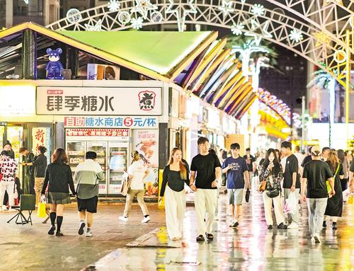 9月17日晚，石家莊火車頭步行街燈火明亮，人流如織。中秋假期，石家莊市各消費(fèi)業(yè)態(tài)吹響新一輪營(yíng)銷號(hào)角，圍繞促消費(fèi)推出新產(chǎn)品、新場(chǎng)景，大力活躍消費(fèi)市場(chǎng)。本報(bào)記者 趙威攝