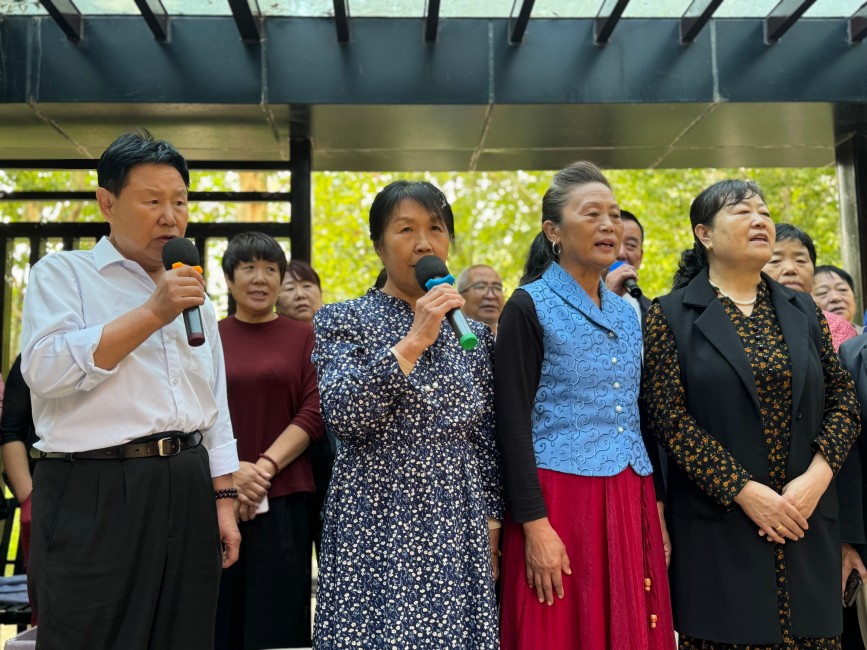 社區(qū)合唱團(tuán)演唱紅色歌曲。劉奧文攝