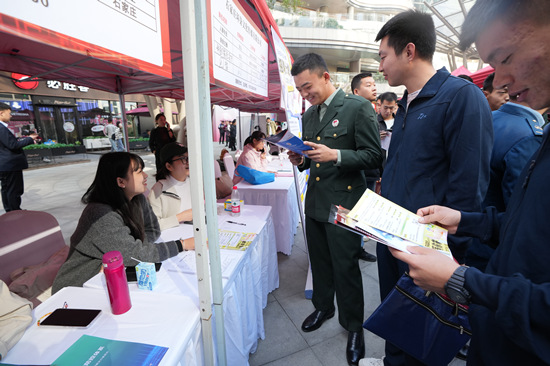 石家莊市第六屆退役軍人及隨軍家屬就業(yè)招聘會現(xiàn)場。石家莊市退役軍人事務(wù)局供圖