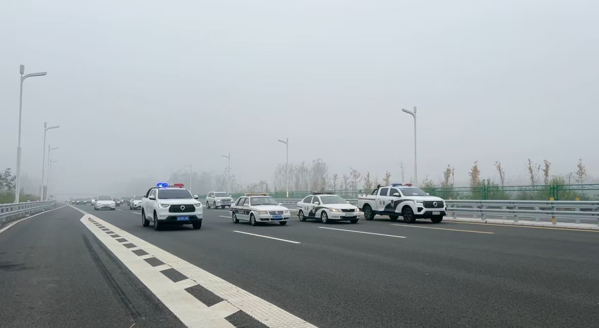 “壓車車隊”在前方壓車帶道。河北高速京雄分公司供圖