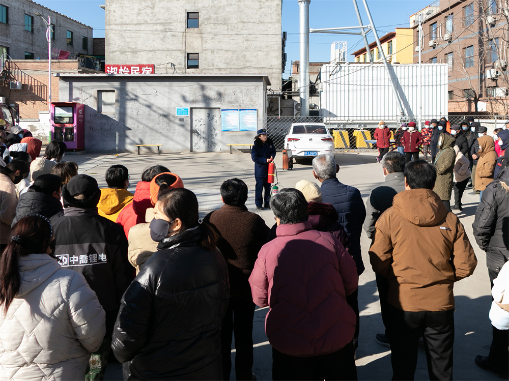 11月27日，在河北省高碑店市北城街道南辛莊村開(kāi)展的民宿消防安全培訓(xùn)會(huì)中，消防宣講員正在向民宿從業(yè)人員講解消防知識(shí)。祖嘉誠(chéng)攝