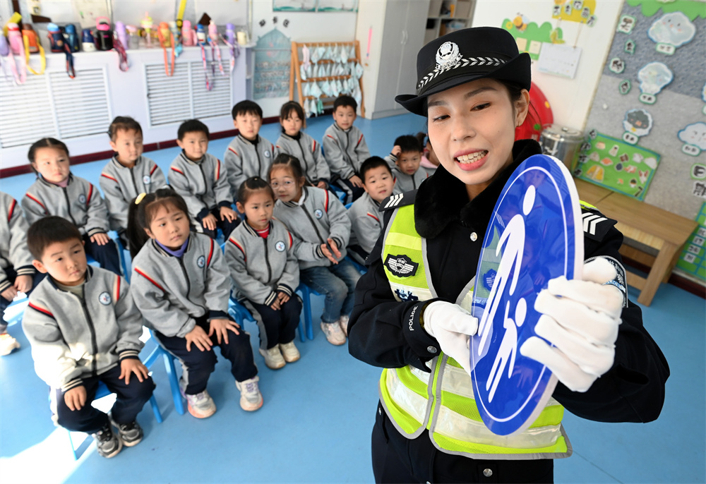 12月2日，在復(fù)興區(qū)第一幼兒園，民警教小朋友們辨識(shí)交通標(biāo)志。周紹宗攝